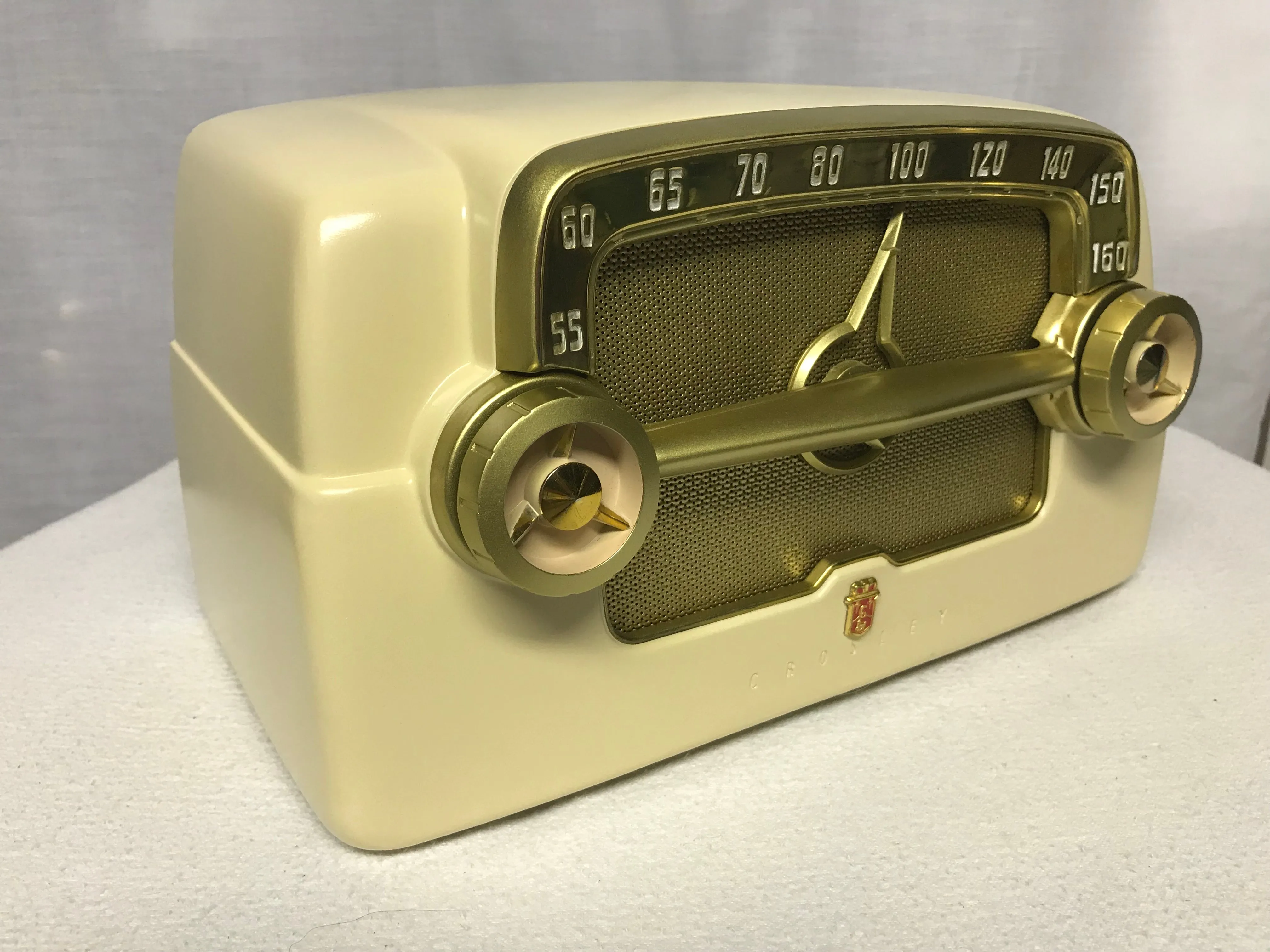 1953 Crosley E-15 "Dashboard" Tube Radio With Bluetooth input.