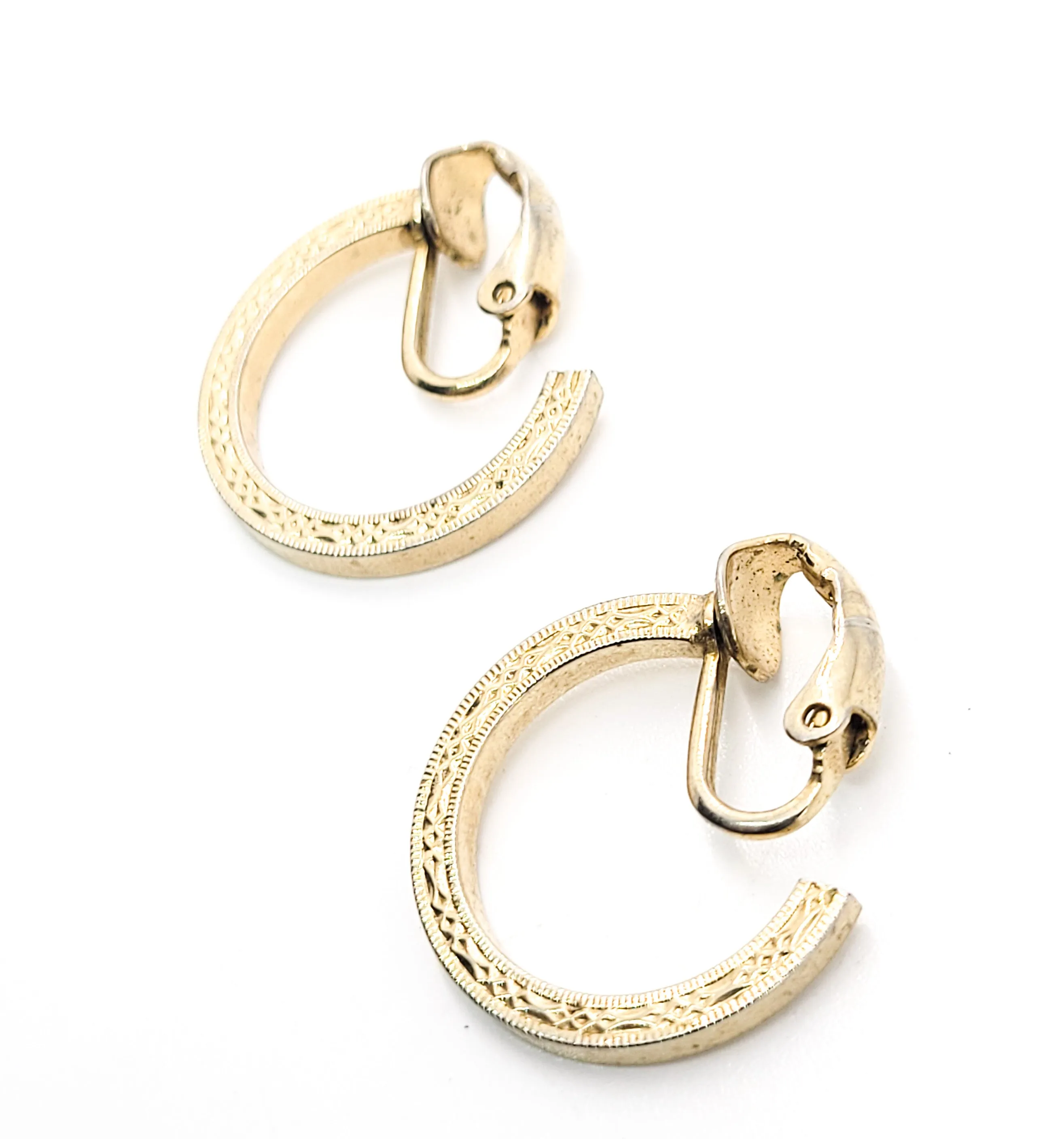 Beautifuly etched Retro gold toned vintage hoop clip on earrings