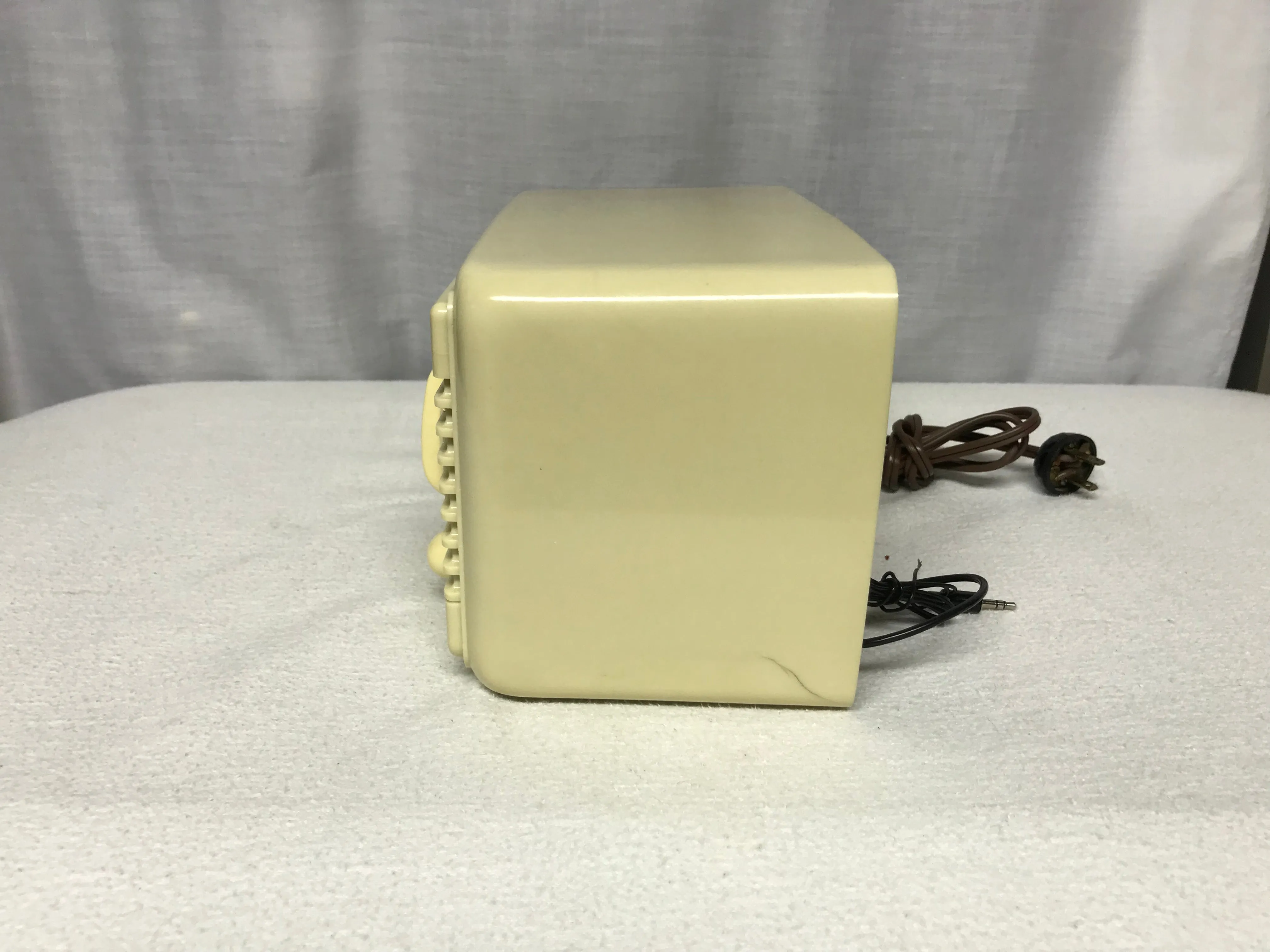 Vintage Arcadia Tube Radio With Bluetooth input.
