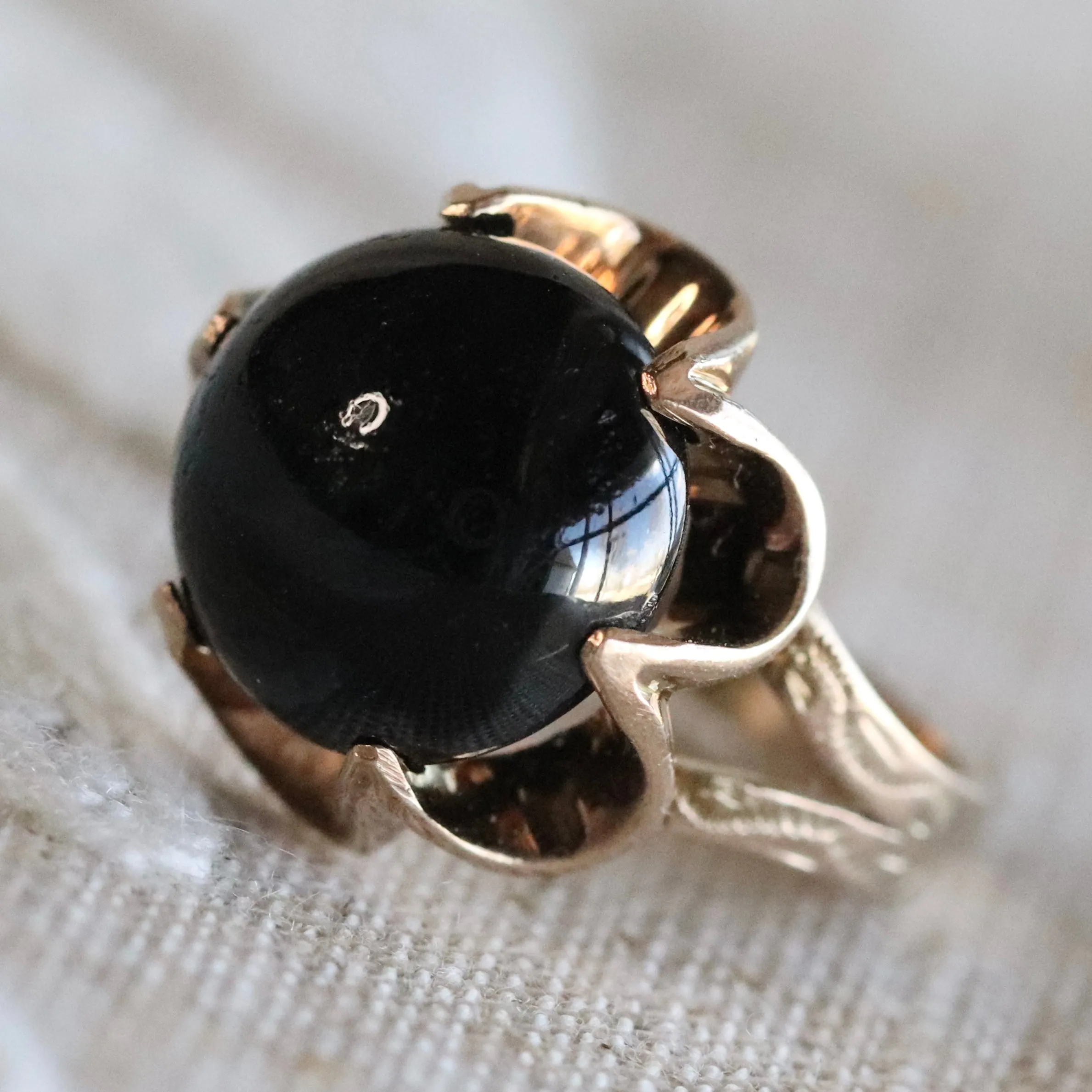 Vintage obsidian cabochon ring in yellow gold