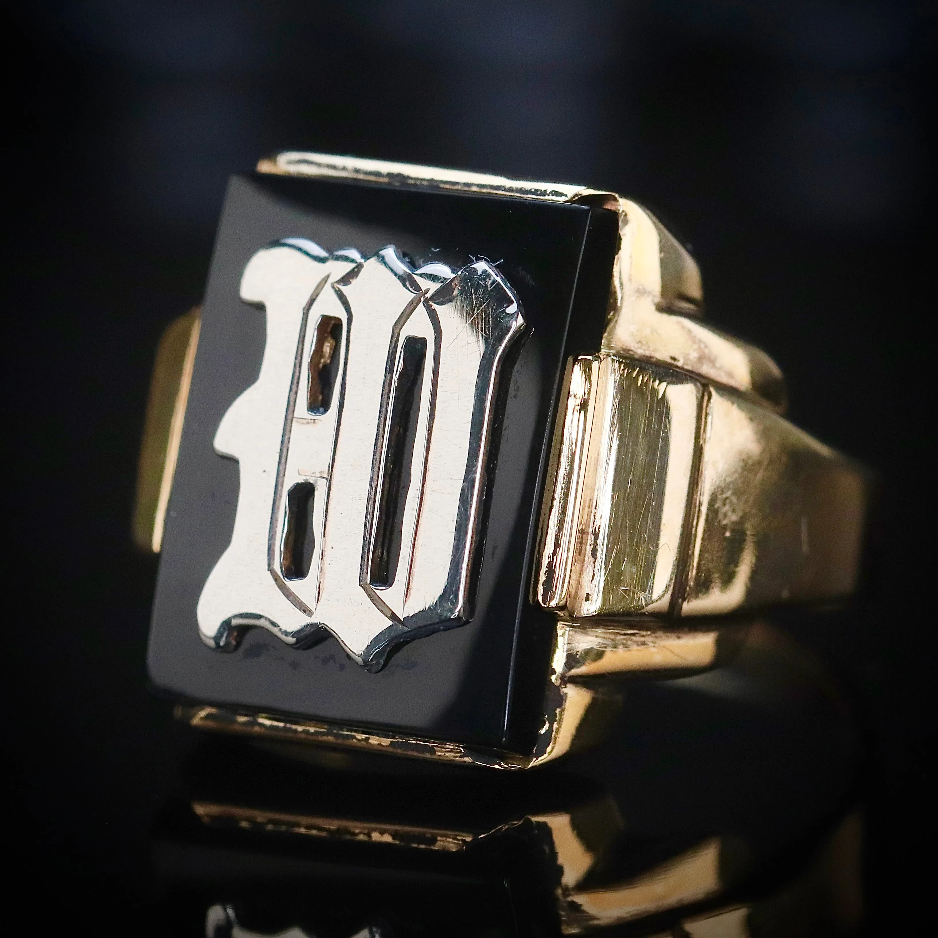 Vintage onyx letter W ring in yellow gold