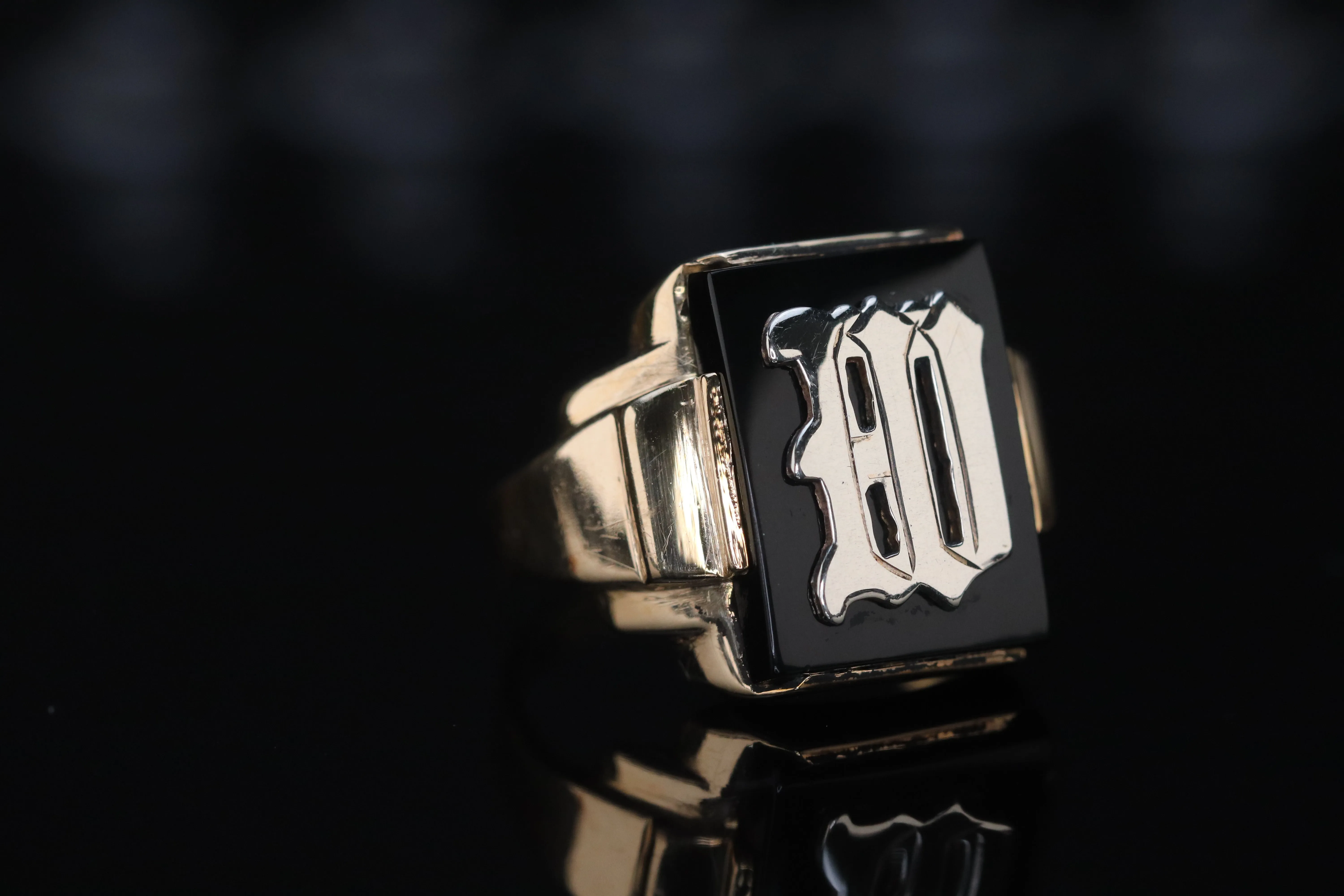 Vintage onyx letter W ring in yellow gold