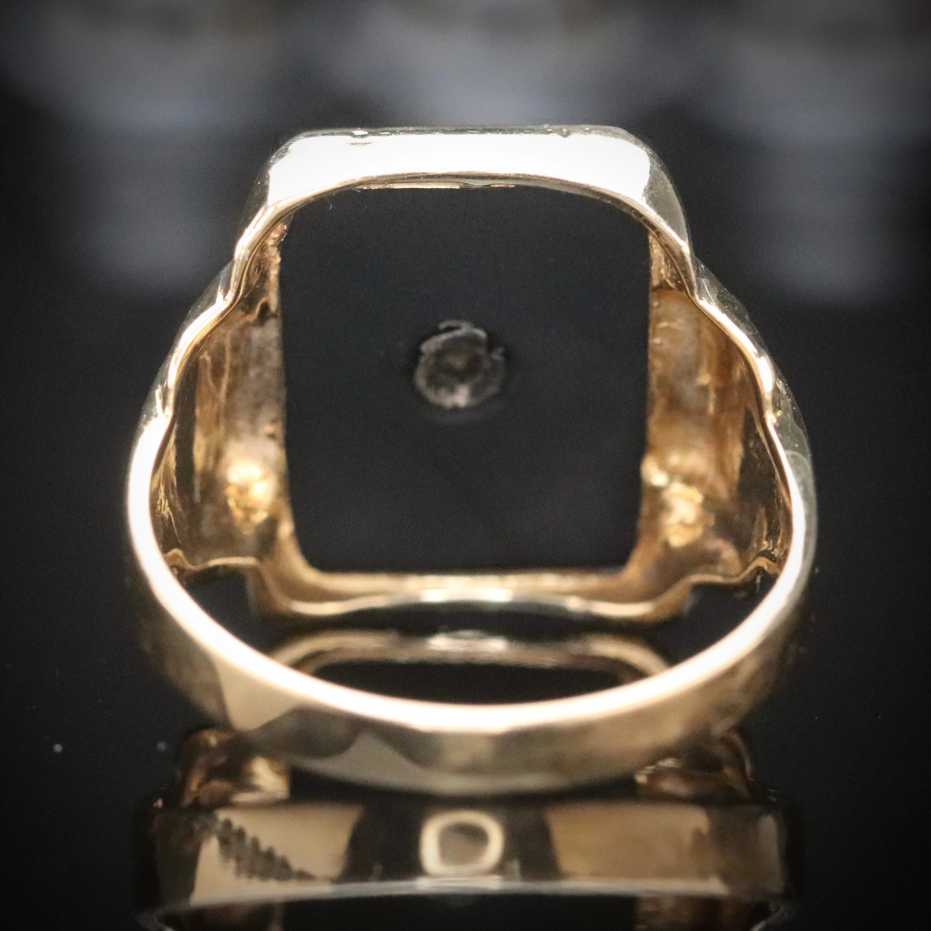 Vintage onyx letter W ring in yellow gold
