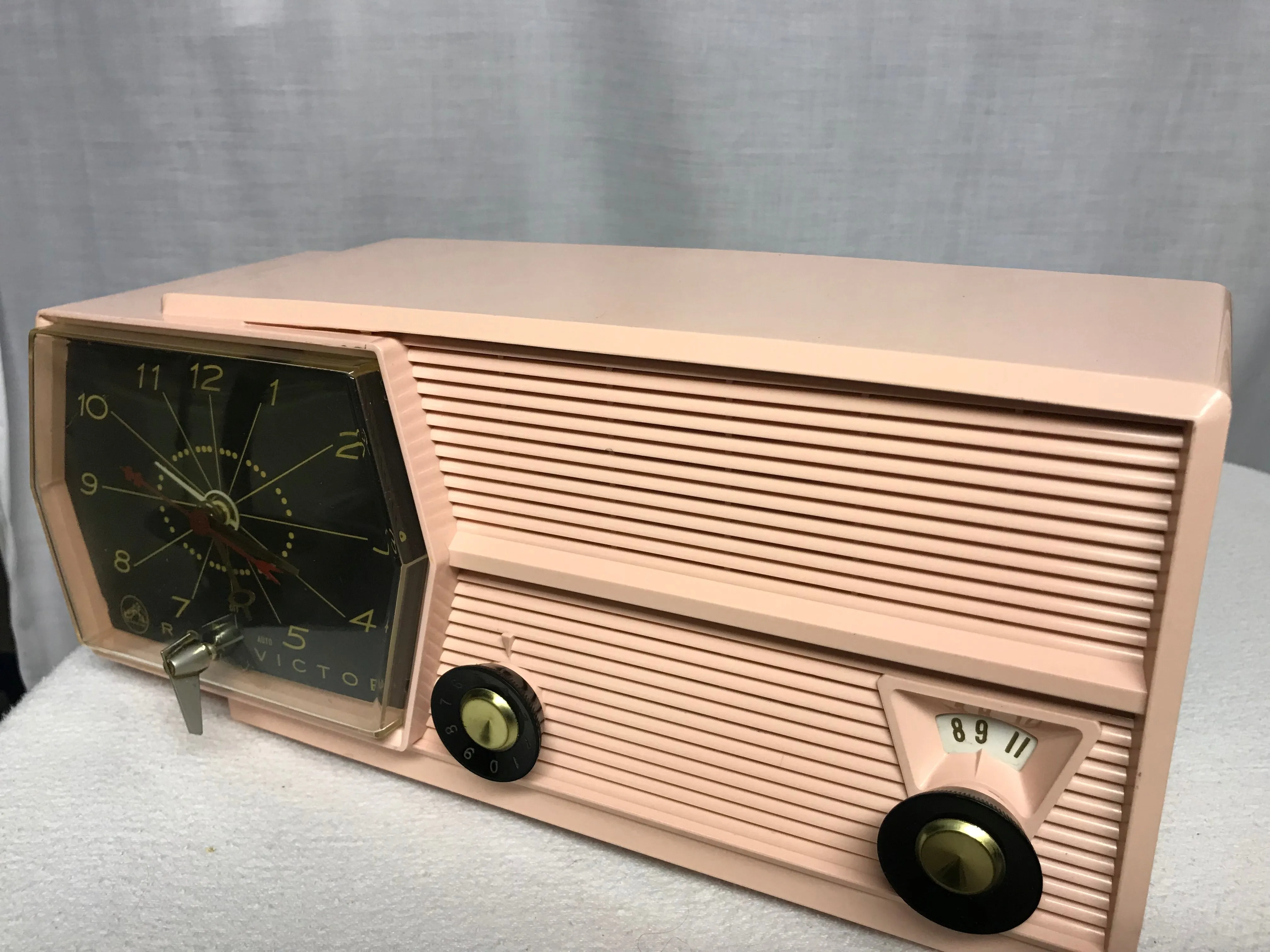Vintage RCA Tube Clock Radio With Bluetooth input.