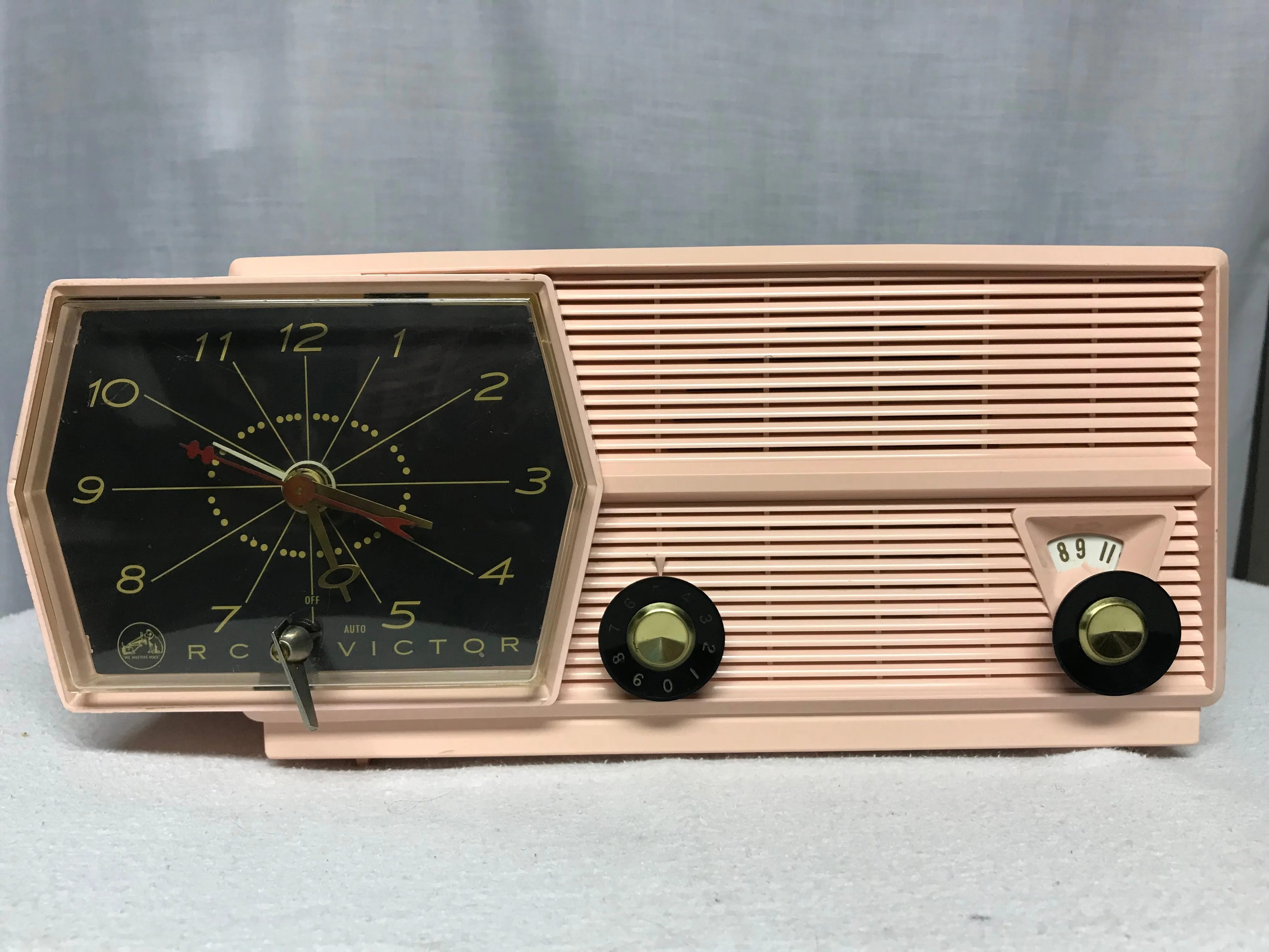 Vintage RCA Tube Clock Radio With Bluetooth input.